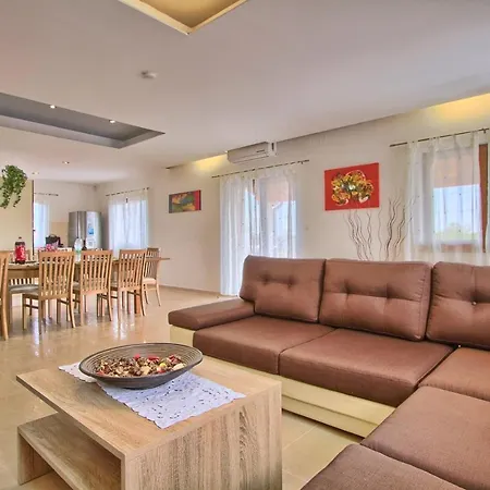 Luxury With Private Pool And Jacuzzi Near Pula And Rovinj